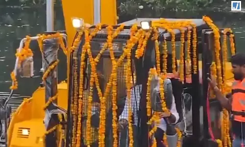 बाढ़ नियंत्रण की तैयारी तेज, ड्रेन सफाई के लिए उतारी गईं 2 नई लॉन्ग-बूम एम्फीबियस एक्सकेवेटर मशीनें