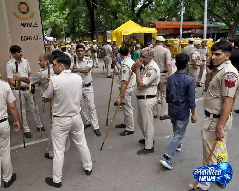 Delhi सुरक्षा पाबंदियों से CP जल्दी बंद Delhi सुरक्षा पाबंदियों से CP जल्दी बंद