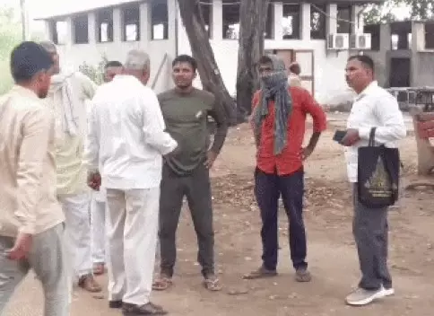 Rohtak: युवक की आत्महत्या के बाद रोहतक में हंगामा, परिजनों की गिरफ्तारी की मांग Rohtak: युवक की आत्महत्या के बाद रोहतक में हंगामा, परिजनों की गिरफ्तारी की मांग