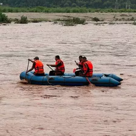 Jammu: जलस्तर बढ़ने से दो युवकों पर मंडराया खतरा, बचाव दल ने किया रेस्क्यू Jammu: जलस्तर बढ़ने से दो युवकों पर मंडराया खतरा, बचाव दल ने किया रेस्क्यू