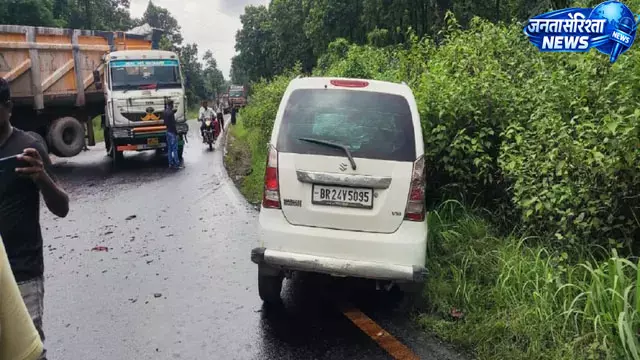 गोला-मुरी मुख्य मार्ग पर भीषण हादसा, हाइवा और वैगनआर की टक्कर में सात लोग घायल गोला-मुरी मुख्य मार्ग पर भीषण हादसा, हाइवा और वैगनआर की टक्कर में सात लोग घायल