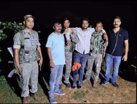 हजारीबाग में मुठभेड़ के बाद राहुल दुबे गिरोह के दो अपराधी गिरफ्तार, पुलिस की गोली से एक जख्मी हजारीबाग में मुठभेड़ के बाद राहुल दुबे गिरोह के दो अपराधी गिरफ्तार, पुलिस की गोली से एक जख्मी