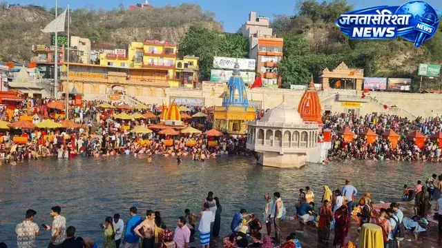 Haridwar : हरकी पैड़ी के पास गंगा घाट पर शराब पीता युवक पकड़ा गया Haridwar : हरकी पैड़ी के पास गंगा घाट पर शराब पीता युवक पकड़ा गया