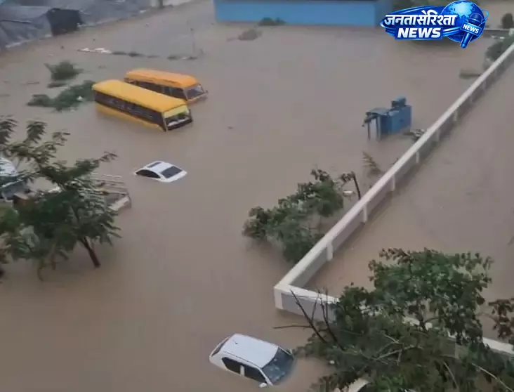 गुजरात में भारी बारिश से बाढ़ जैसे हालात, नवसारी में सबसे ज्यादा असर; NDRF ने संभाला मोर्चा गुजरात में भारी बारिश से बाढ़ जैसे हालात, नवसारी में सबसे ज्यादा असर; NDRF ने संभाला मोर्चा
