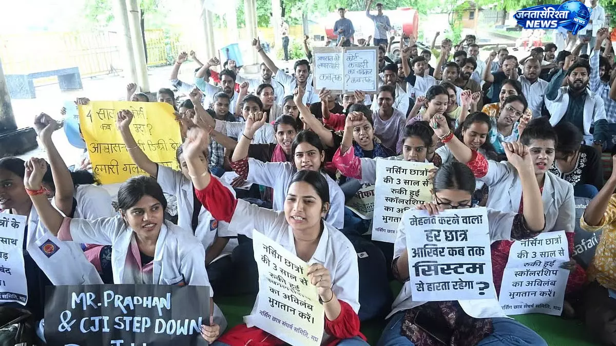 बेरोजगारी और पेपर लीक के मुद्दे पर छात्रों का प्रदर्शन, नीलम पार्क में युवाओं ने उठाई आवाज बेरोजगारी और पेपर लीक के मुद्दे पर छात्रों का प्रदर्शन, नीलम पार्क में युवाओं ने उठाई आवाज