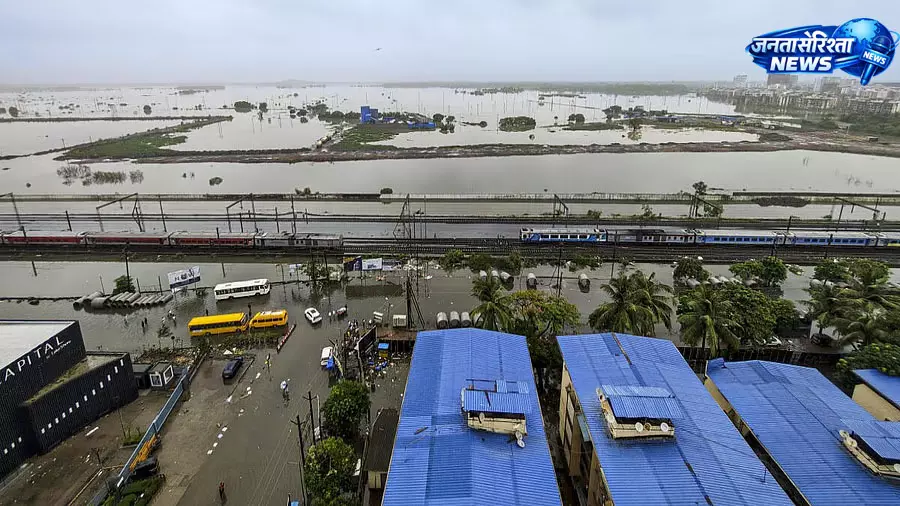 पालघर में बारिश का तांडव, दो की मौत; NDRF ने 244 लोगों को बचाया पालघर में बारिश का तांडव, दो की मौत; NDRF ने 244 लोगों को बचाया