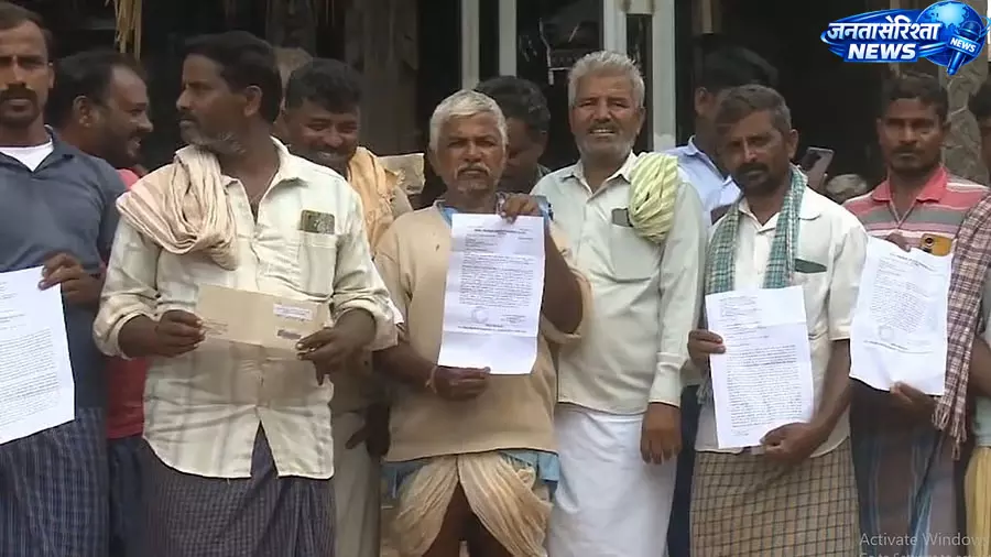 कर्ज नोटिस के बाद किसान की मौत, बैंक के बाहर ग्रामीणों का प्रदर्शन कर्ज नोटिस के बाद किसान की मौत, बैंक के बाहर ग्रामीणों का प्रदर्शन