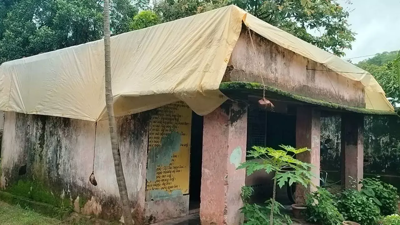 सुंदरगढ़ के आदिवासी इलाके में बदहाल स्कूल, जर्जर भवन में पढ़ने को मजबूर 40 से अधिक छात्र सुंदरगढ़ के आदिवासी इलाके में बदहाल स्कूल, जर्जर भवन में पढ़ने को मजबूर 40 से अधिक छात्र