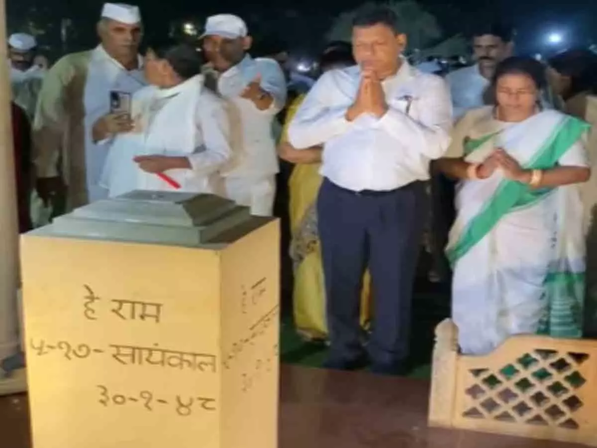 गांधी स्मृति पहुंचे राहुल गांधी: बापू को दी श्रद्धांजलि, छात्रों का जताया समर्थन गांधी स्मृति पहुंचे राहुल गांधी: बापू को दी श्रद्धांजलि, छात्रों का जताया समर्थन
