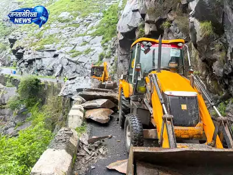 बारिश से Chamba बेहाल, भूस्खलन से सड़कें बंद बारिश से Chamba बेहाल, भूस्खलन से सड़कें बंद