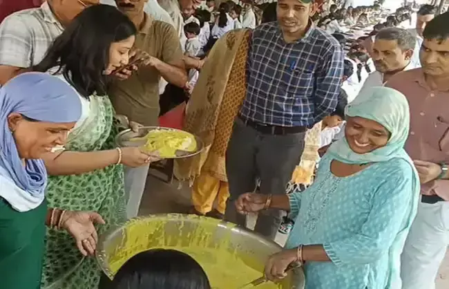 Narnail: नारनौल में उपायुक्त ने स्कूल पहुंचकर मिड-डे मील की गुणवत्ता परखी Narnail: नारनौल में उपायुक्त ने स्कूल पहुंचकर मिड-डे मील की गुणवत्ता परखी