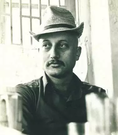 अनुपम खेर ने शेयर की 1981 के पहले पोर्टफोलियो की तस्वीरें , लिखा- सूटकेस में सपने और दिल में विश्वास अनुपम खेर ने शेयर की 1981 के पहले पोर्टफोलियो की तस्वीरें , लिखा- सूटकेस में सपने और दिल में विश्वास