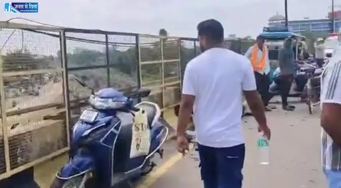 आमानाका ओवरब्रिज में कार का कहर, ठोकर से कई गाड़ियां क्षतिग्रस्त आमानाका ओवरब्रिज में कार का कहर, ठोकर से कई गाड़ियां क्षतिग्रस्त