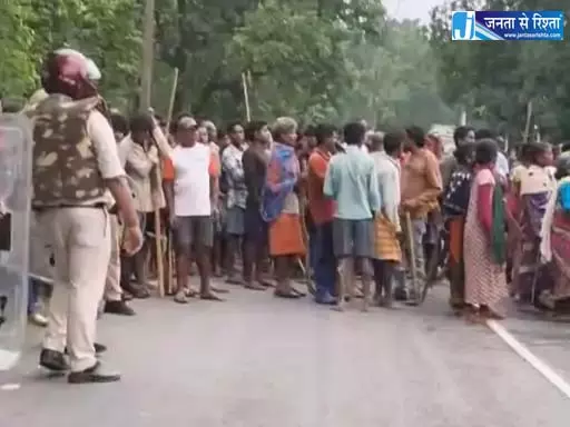 ग्रामीणों ने पुलिस टीम पर किया पथराव, DSP समेत 24 पुलिसकर्मी घायल ग्रामीणों ने पुलिस टीम पर किया पथराव, DSP समेत 24 पुलिसकर्मी घायल