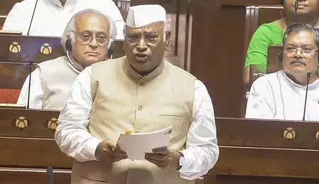 रात में वीडियो संदेश जारी करने के बजाय संसद में आकर जवाब दें पीएम मोदी: मल्लिकार्जुन खड़गे रात में वीडियो संदेश जारी करने के बजाय संसद में आकर जवाब दें पीएम मोदी: मल्लिकार्जुन खड़गे