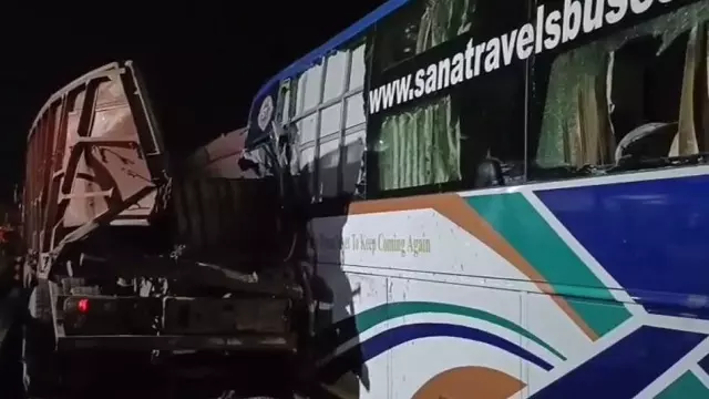 जाजपुर में NH-16 पर ट्रक से टकराई नाइट कोच बस, 10 से ज़्यादा लोग घायल