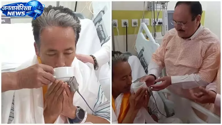 परीक्षा सुधार के वादे पर वांगचुक ने तोड़ा 26 दिन का अनशन परीक्षा सुधार के वादे पर वांगचुक ने तोड़ा 26 दिन का अनशन