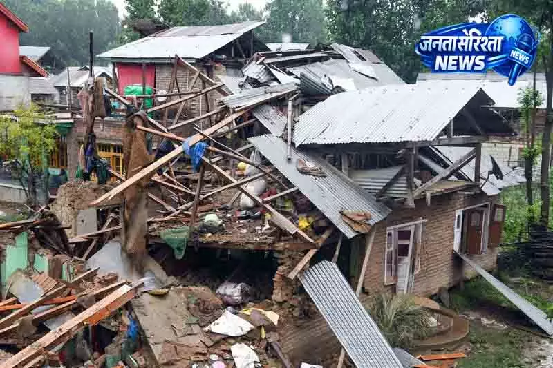 Srinagar LeT के 2 आतंकवादियों के घर तोड़े गए Srinagar LeT के 2 आतंकवादियों के घर तोड़े गए