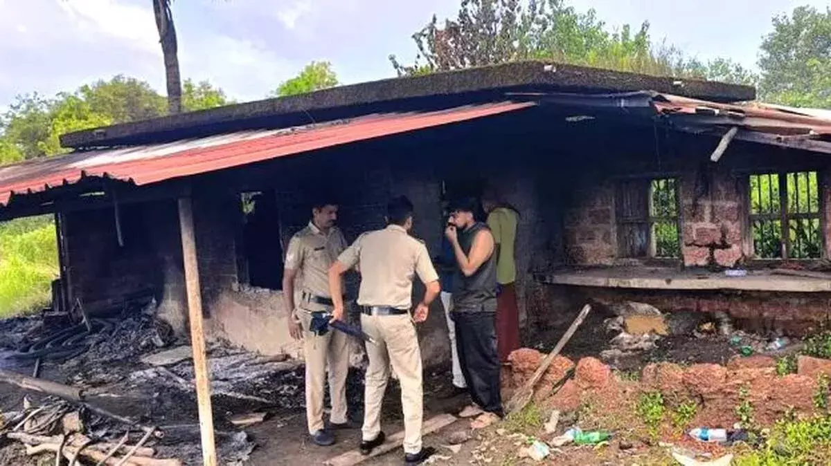 कन्नूर में सियासी दुश्मनी: पूर्व CPM नेता के प्रॉन फार्म को आग के हवाले किया कन्नूर में सियासी दुश्मनी: पूर्व CPM नेता के प्रॉन फार्म को आग के हवाले किया
