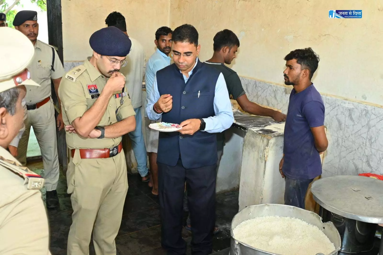 जिला जेल में कलेक्टर और एसपी की दबिश जिला जेल में कलेक्टर और एसपी की दबिश