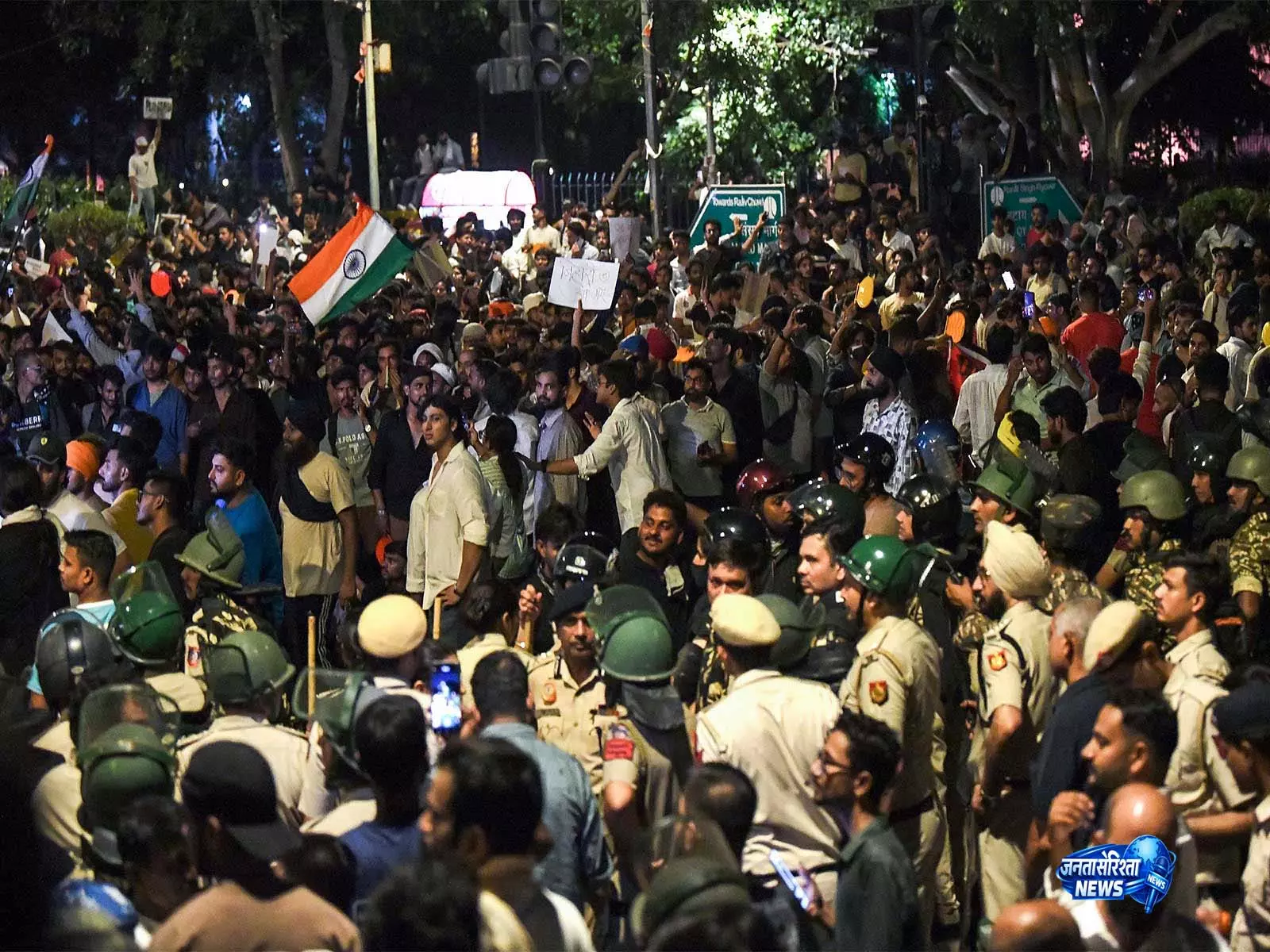 पेपर लीक विरोध के बीच संजय मांजरेकर की अपील, बोले युवाओं को दबाएं नहीं, उन्हें उड़ान के लिए पंख दें पेपर लीक विरोध के बीच संजय मांजरेकर की अपील, बोले युवाओं को दबाएं नहीं, उन्हें उड़ान के लिए पंख दें