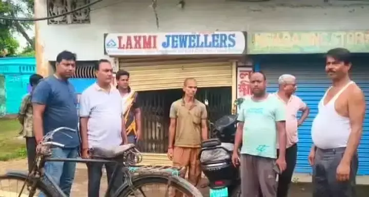 West Burdwan: ज्वेलरी दुकान का शटर तोड़ लाखों की चोरी, CCTV हार्ड डिस्क गायब West Burdwan: ज्वेलरी दुकान का शटर तोड़ लाखों की चोरी, CCTV हार्ड डिस्क गायब