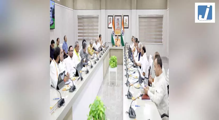 यूपी कैबिनेट से कई प्रस्तावों पर मुहर, नए एक्सप्रेसवे, स्कूटी योजना और मानसून सत्र को मिली मंजूरी यूपी कैबिनेट से कई प्रस्तावों पर मुहर, नए एक्सप्रेसवे, स्कूटी योजना और मानसून सत्र को मिली मंजूरी
