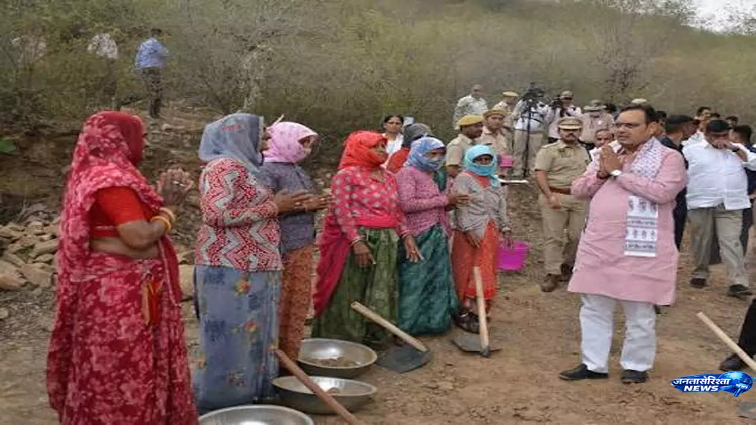 Water बचाने की पहल, बिजनौर में एक साथ 157 तालाबों पर काम शुरू Water बचाने की पहल, बिजनौर में एक साथ 157 तालाबों पर काम शुरू