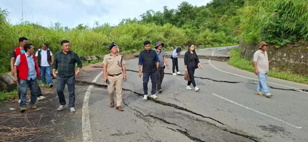 DC और SP Mkg ने NH 2 और NH 702 पर भूस्खलन का जायजा लिया DC और SP Mkg ने NH 2 और NH 702 पर भूस्खलन का जायजा लिया