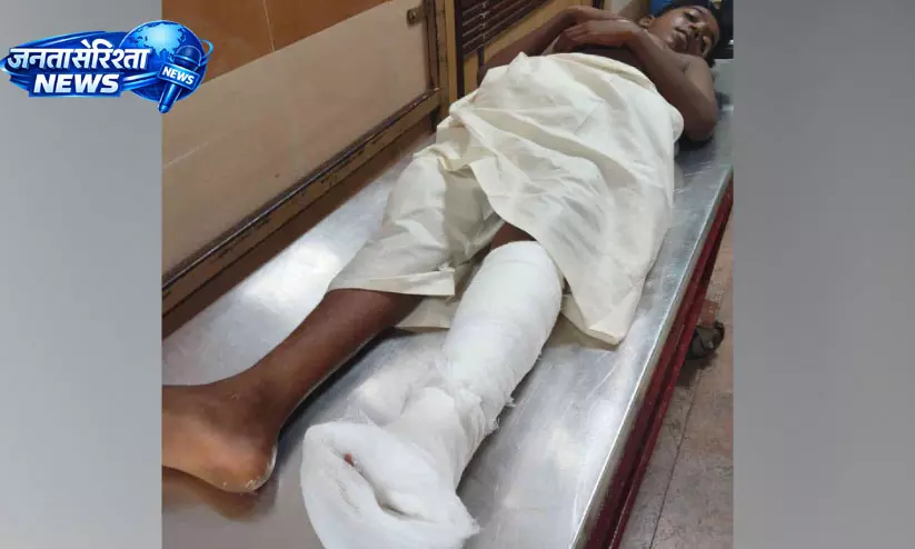 खेलते समय लोहे के जाल में फंसा नौवीं के छात्र का पैर, दो उंगलियां कटीं खेलते समय लोहे के जाल में फंसा नौवीं के छात्र का पैर, दो उंगलियां कटीं