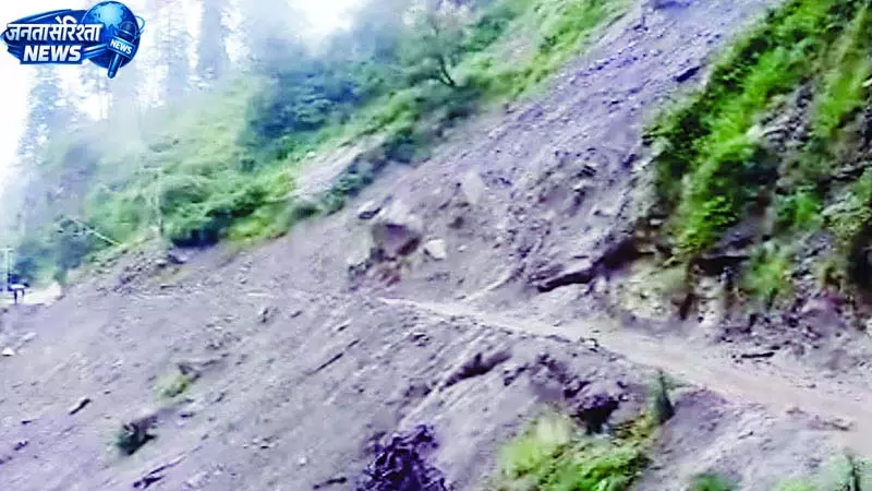 मूसलाधार बारिश से जगह-जगह भूस्खलन, पहाड़ दरके रास्ते थमे, 11 सडक़ें बंद मूसलाधार बारिश से जगह-जगह भूस्खलन, पहाड़ दरके रास्ते थमे, 11 सडक़ें बंद