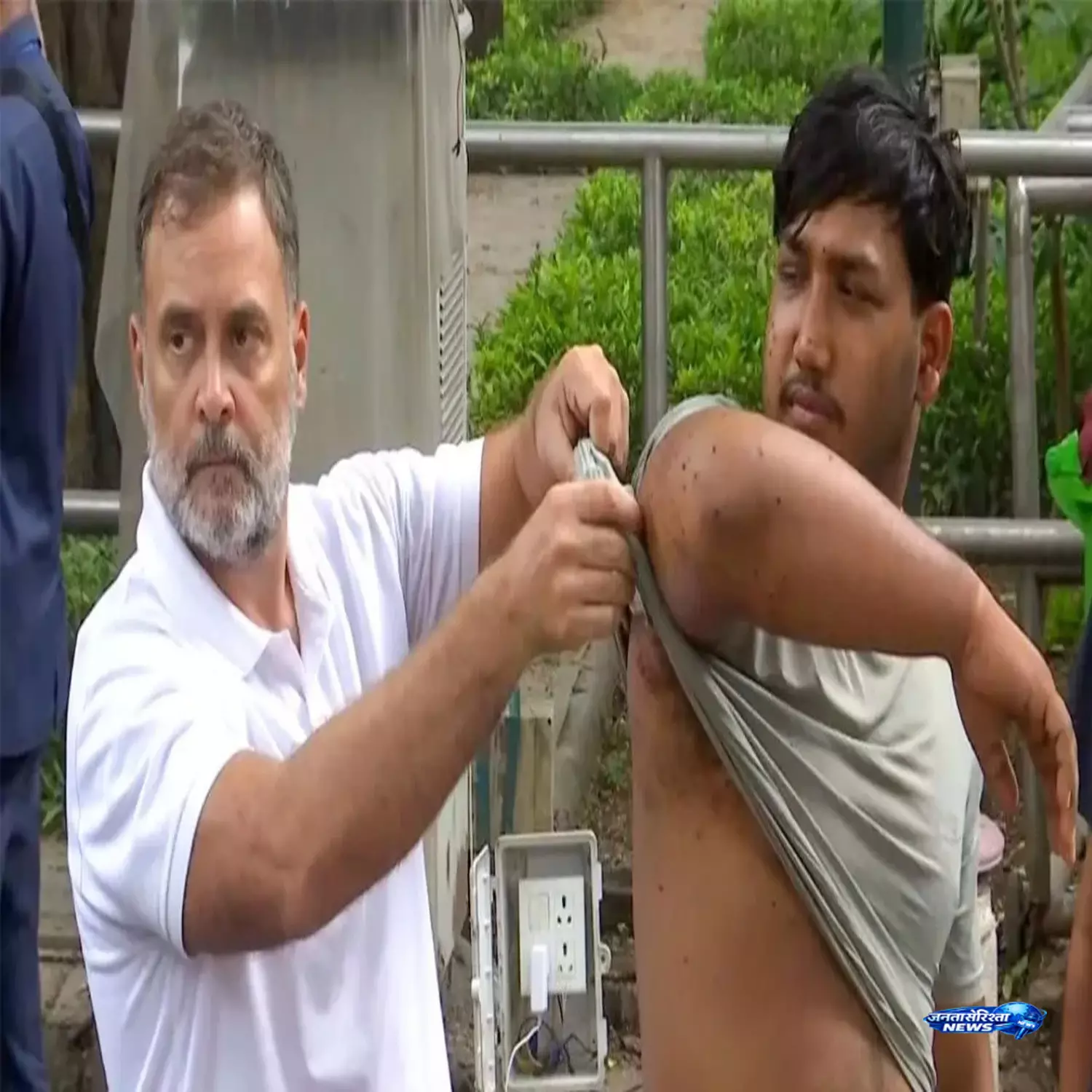 घायल छात्रों के समर्थन में उतरे राहुल, सरकार से मांगा जवाब घायल छात्रों के समर्थन में उतरे राहुल, सरकार से मांगा जवाब