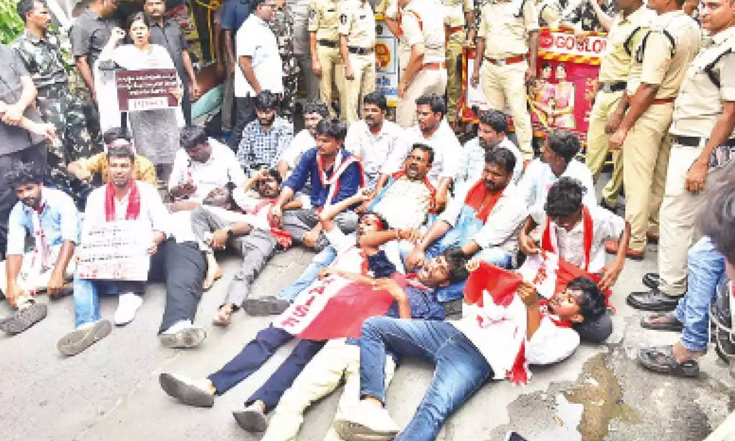 Andhra: पुलिस ने चलो लोक भवन विरोध को विफल कर दिया Andhra: पुलिस ने चलो लोक भवन विरोध को विफल कर दिया