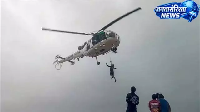 गुजरात में कुदरत का कहर: अहमदाबाद से लेकर सूरत तक डूबे शहर, वायुसेना व कोस्ट गार्ड ने संभाला मोर्चा गुजरात में कुदरत का कहर: अहमदाबाद से लेकर सूरत तक डूबे शहर, वायुसेना व कोस्ट गार्ड ने संभाला मोर्चा