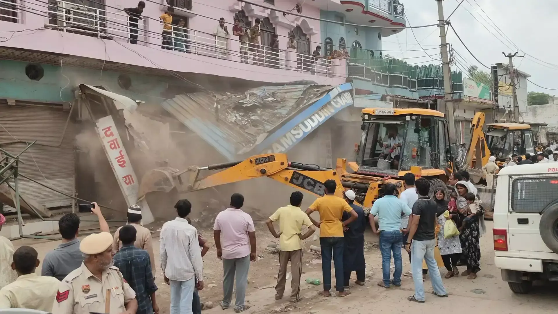 Nuh: पुन्हाना में अतिक्रमण हटाने पहुंची टीम, दुकानदारों ने जताया विरोध Nuh: पुन्हाना में अतिक्रमण हटाने पहुंची टीम, दुकानदारों ने जताया विरोध