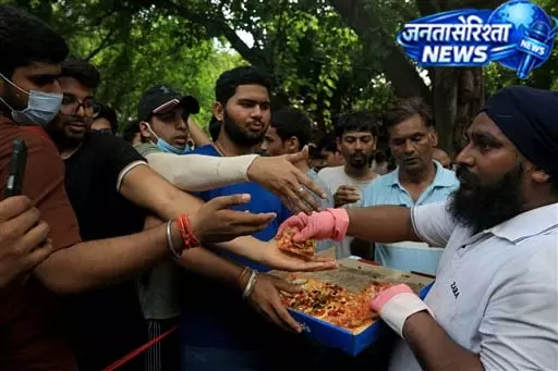 जंतर-मंतर पर खाने की मदद भेजने से पहले सावधान! जानिए क्या है वहां का असली हाल जंतर-मंतर पर खाने की मदद भेजने से पहले सावधान! जानिए क्या है वहां का असली हाल