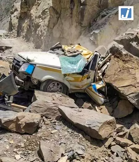 चट्टान गिरने के बाद वाहन में लगी आग, 6 माह के मासूम समेत 13 लोगों की मौत चट्टान गिरने के बाद वाहन में लगी आग, 6 माह के मासूम समेत 13 लोगों की मौत