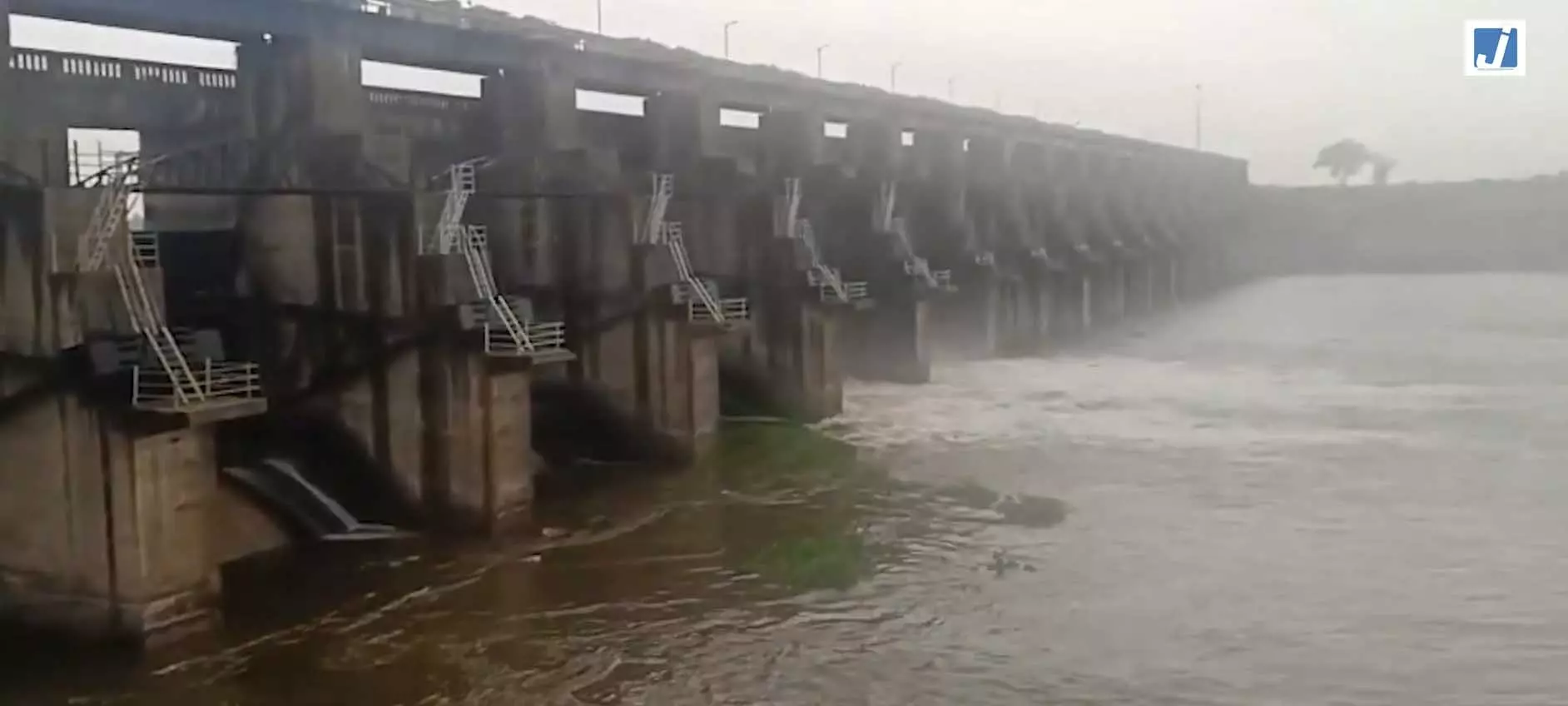 गुजरात के मोरबी में मच्छू-3 बांध लबालब, दो गेट खोले गए, 21 गांवों में अलर्ट गुजरात के मोरबी में मच्छू-3 बांध लबालब, दो गेट खोले गए, 21 गांवों में अलर्ट