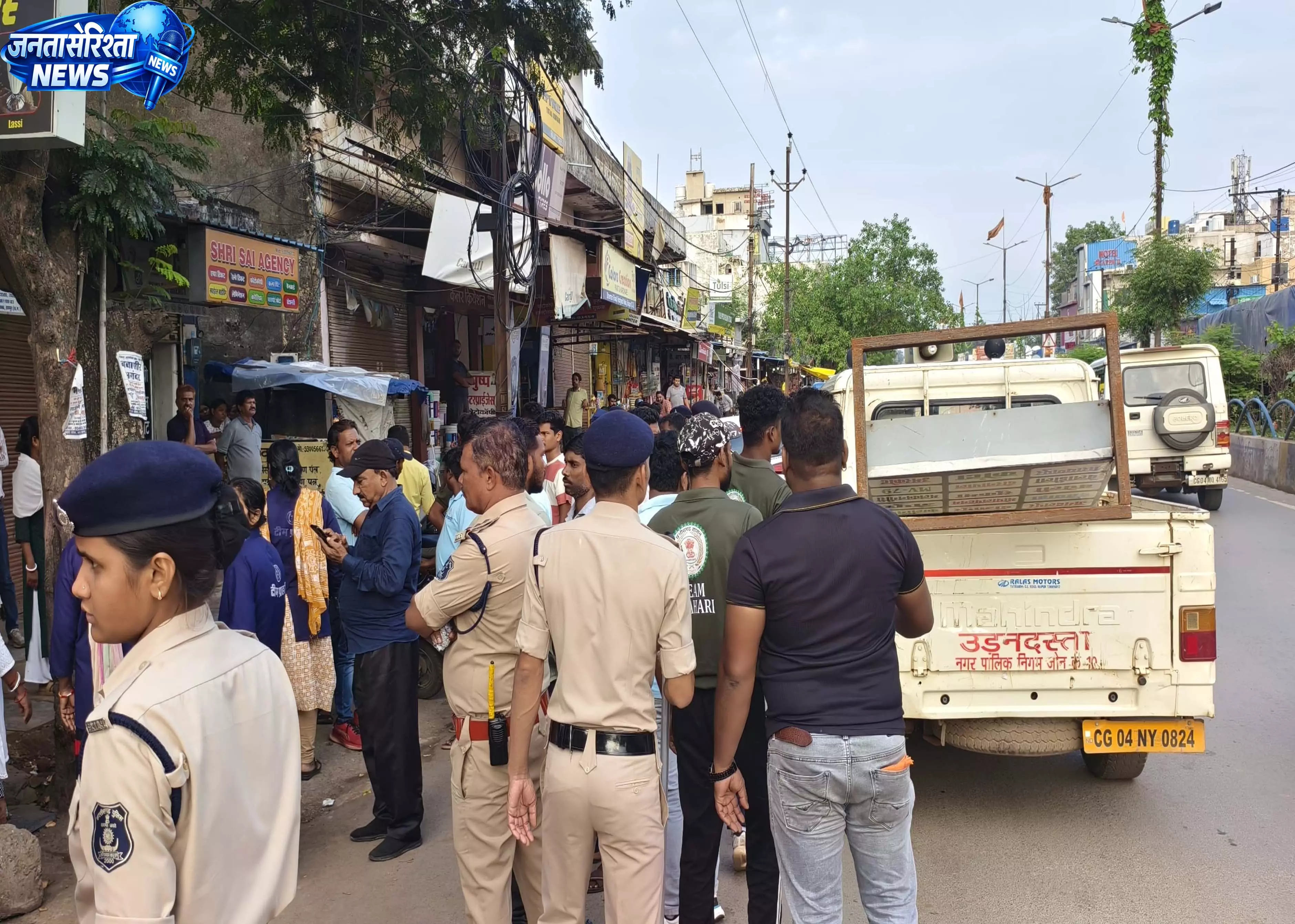 रायपुर में यातायात पुलिस और नगर निगम का बड़ा अभियान रायपुर में यातायात पुलिस और नगर निगम का बड़ा अभियान