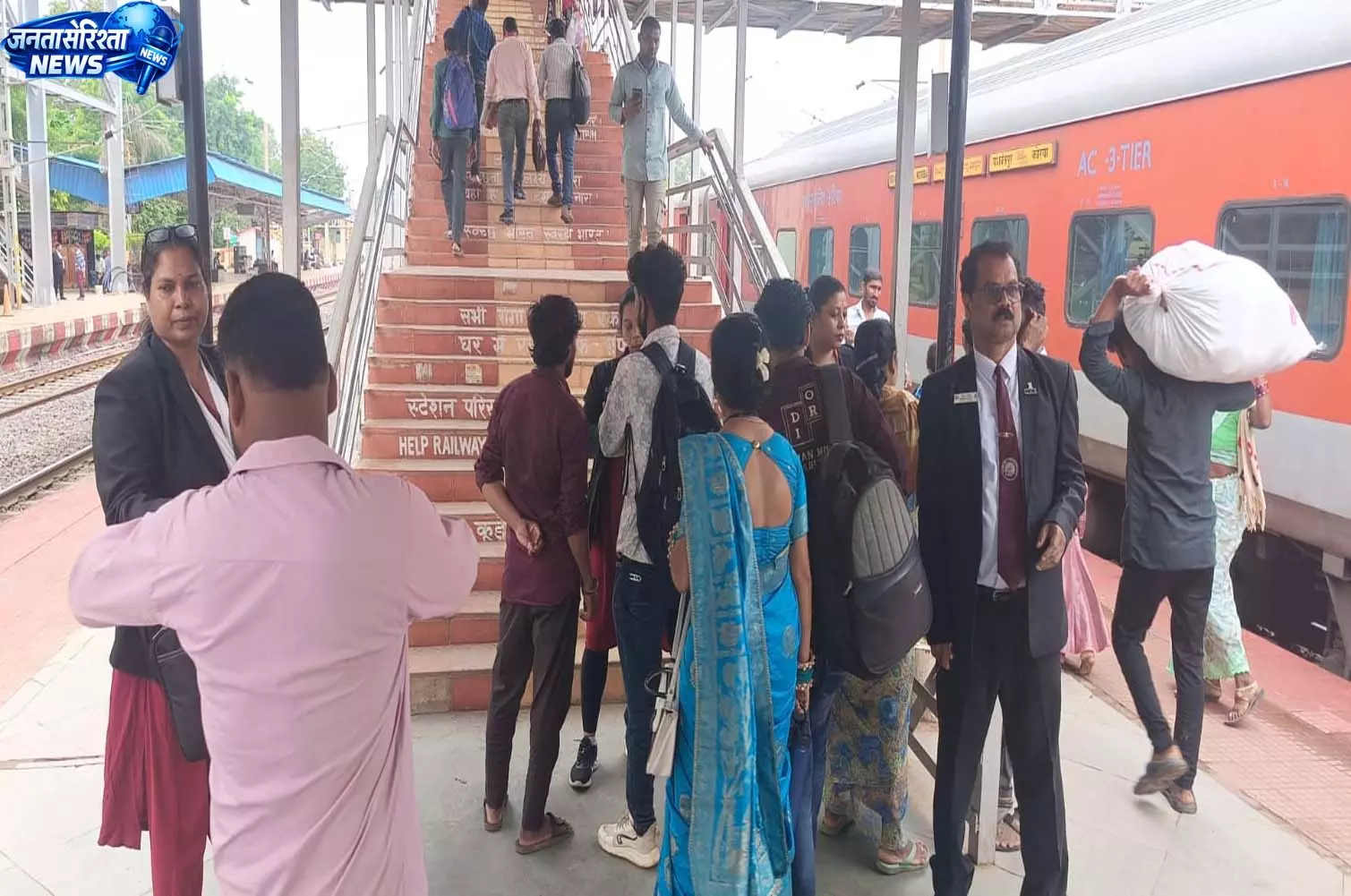 भाटापारा स्टेशन पर किलाबंदी टिकट चेकिंग अभियान भाटापारा स्टेशन पर किलाबंदी टिकट चेकिंग अभियान