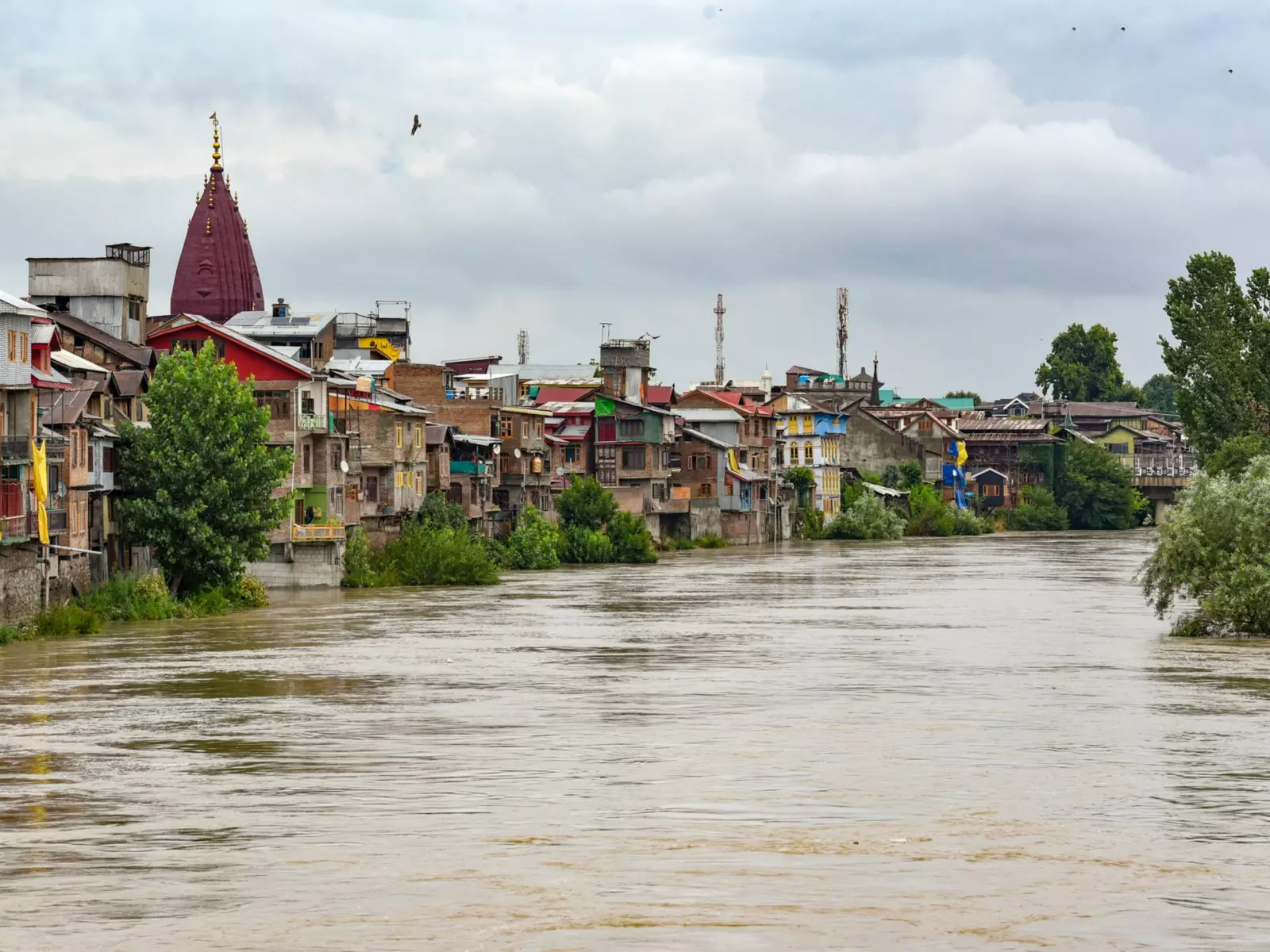 Kashmir में लगातार बारिश से झेलम का जलस्तर बढ़ा, बगलीहार बांध के गेट खुले Kashmir में लगातार बारिश से झेलम का जलस्तर बढ़ा, बगलीहार बांध के गेट खुले