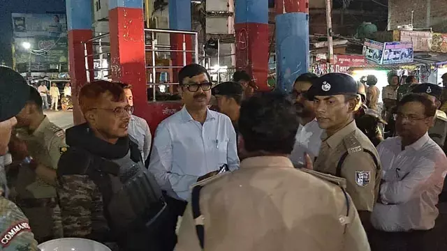 सड़क पर उतरे छात्रों का विरोध प्रदर्शन सड़क पर उतरे छात्रों का विरोध प्रदर्शन