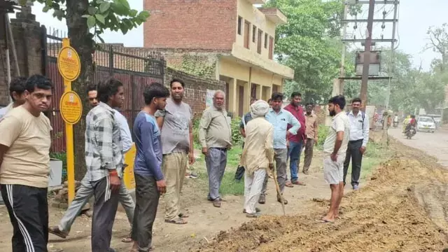 सड़क मरम्मत करने पहुंचे कर्मचारियों को दौड़ाया सड़क मरम्मत करने पहुंचे कर्मचारियों को दौड़ाया