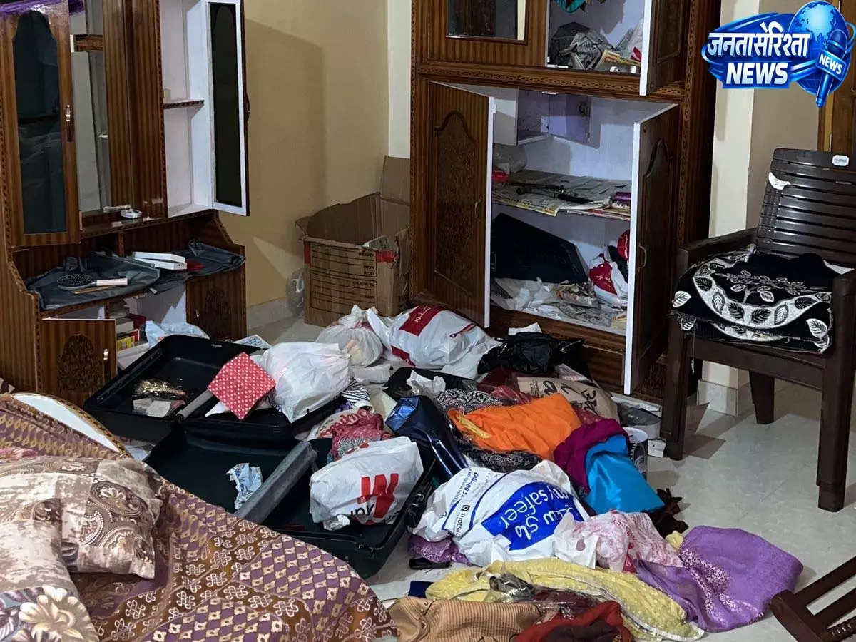CG: सूने मकान में बड़ी चोरी, विंडो एसी हटाकर घर में घुसा चोर CG: सूने मकान में बड़ी चोरी, विंडो एसी हटाकर घर में घुसा चोर