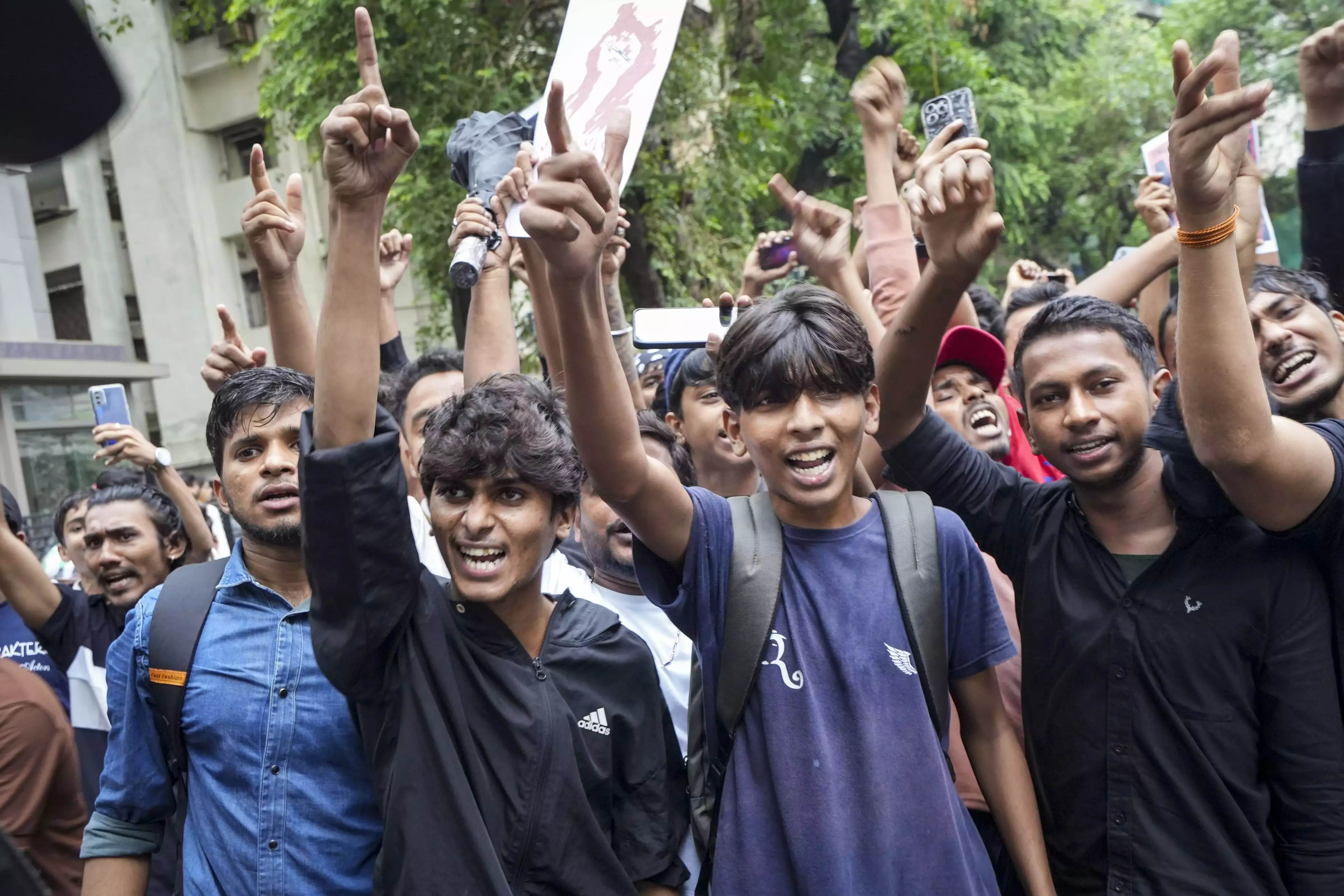 NEET लीक को लेकर छात्र संघों ने अनंतपुर केएसआर कॉलेज में पीटीएम को बाधित किया