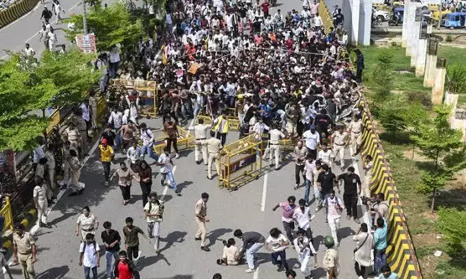 Andhra: प्रधान के इस्तीफे की मांग को लेकर छात्र, युवा बंद में शामिल हुए