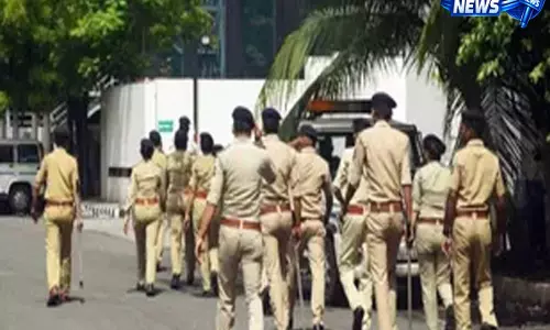 छात्राओं ने शिक्षक को घेरा, सिर पर रखा जूता और झाड़ू से की पिटाई, गंभीर आरोपों से मचा हड़कंप