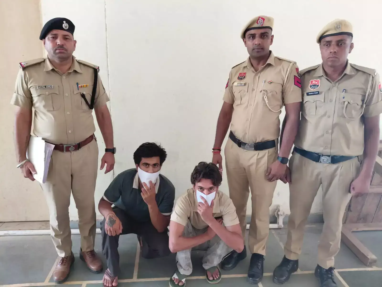 Palwal: साजिश रचकर युवक पर हमला, तीन नामजद समेत 10 के खिलाफ एफआईआर Palwal: साजिश रचकर युवक पर हमला, तीन नामजद समेत 10 के खिलाफ एफआईआर