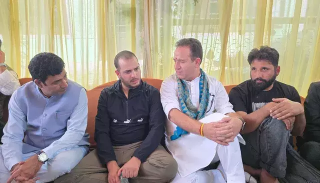 Budgam: शहीद पुलिसकर्मी के परिवार के साथ अमित शाह, बेटे को दिया हर मदद का आश्वासन Budgam: शहीद पुलिसकर्मी के परिवार के साथ अमित शाह, बेटे को दिया हर मदद का आश्वासन