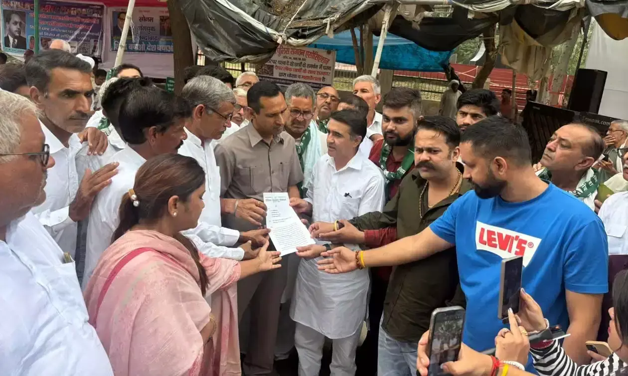Hisar: हिसार में इनेलो कार्यकर्ताओं का विरोध प्रदर्शन, सरकार पर साधा निशाना Hisar: हिसार में इनेलो कार्यकर्ताओं का विरोध प्रदर्शन, सरकार पर साधा निशाना